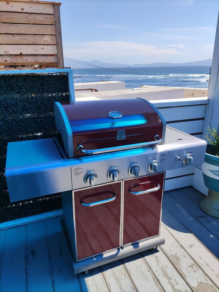 Asador en la terraza con vista al mar